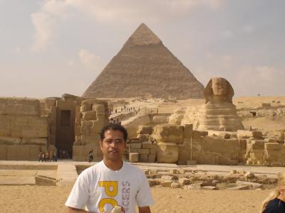 Sudip in front of sphinx and pyramid